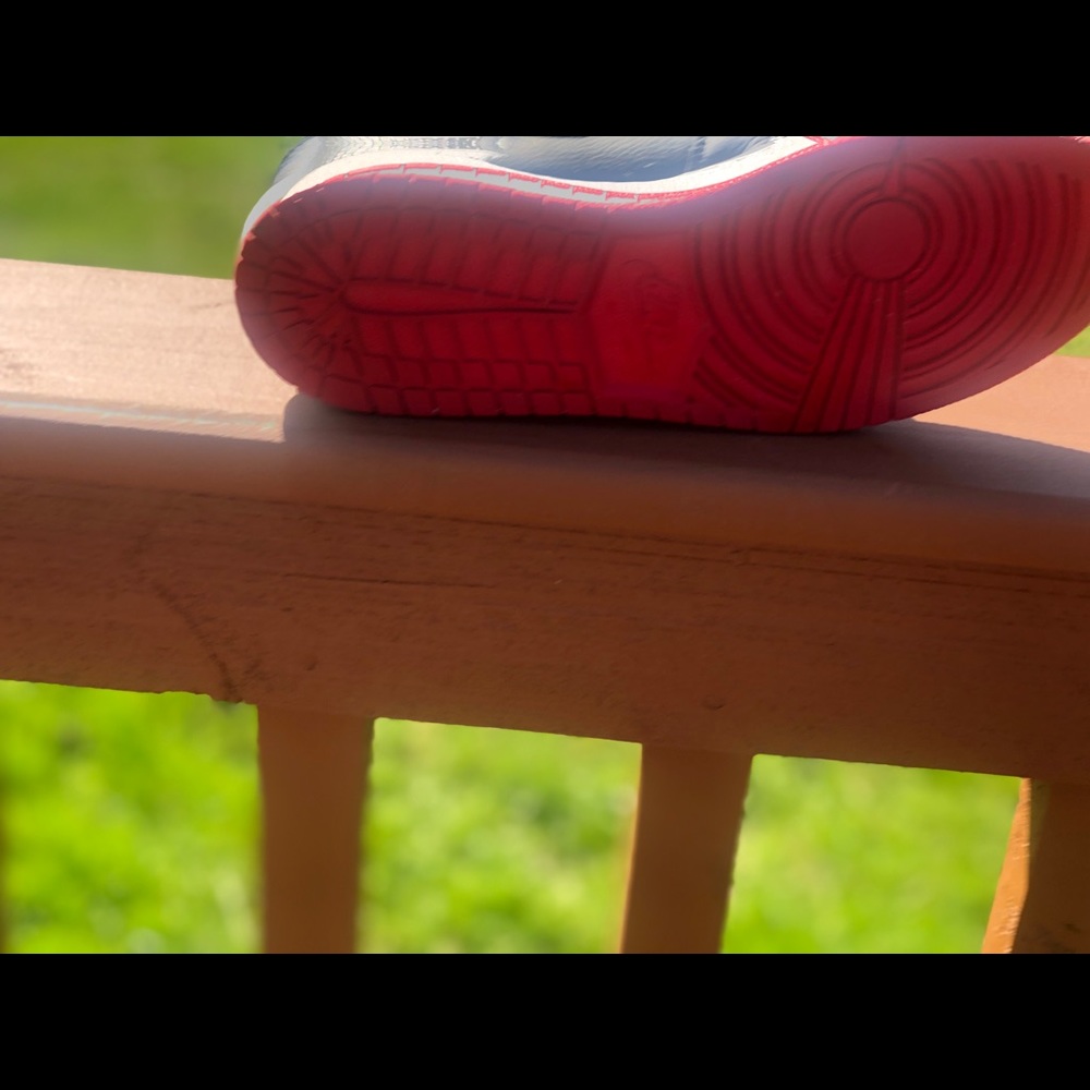 Jordan 1 red,white,black